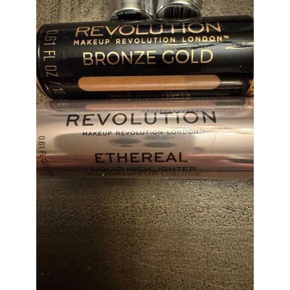 Makeup Revolution Bronze Gold Ethereal Liquid Highlighter 0.61 Fl. Oz - Picture 4 of 5